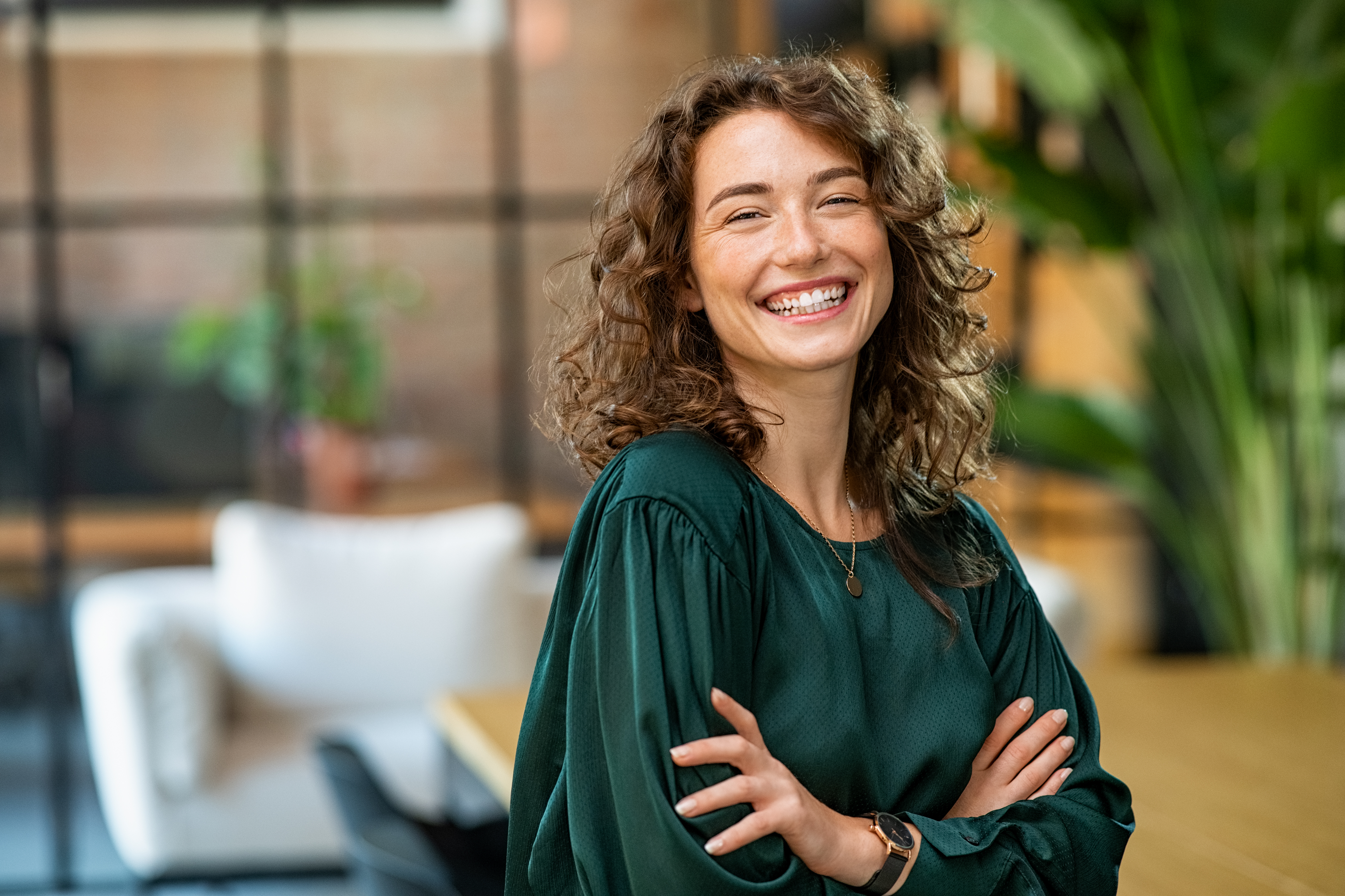 Femme qui sourit au travail